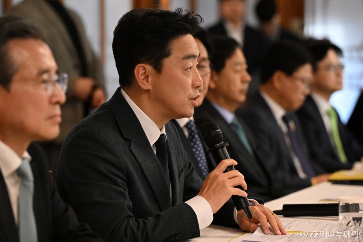 [서울=뉴시스] 배훈식 기자 = 강훈식 대통령 비서실장이 9일 오후 서울 종로구 국무총리공관에서 열린 고위당정협의회에서 발언하고 있다. (공동취재) 2025.11.09. photo@newsis.com /사진=