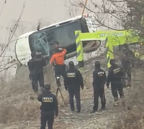 충북 청주 50대 여성 실종자 SUV가 지난 26일 충주호에서 인양되고있다. /사진=뉴스1