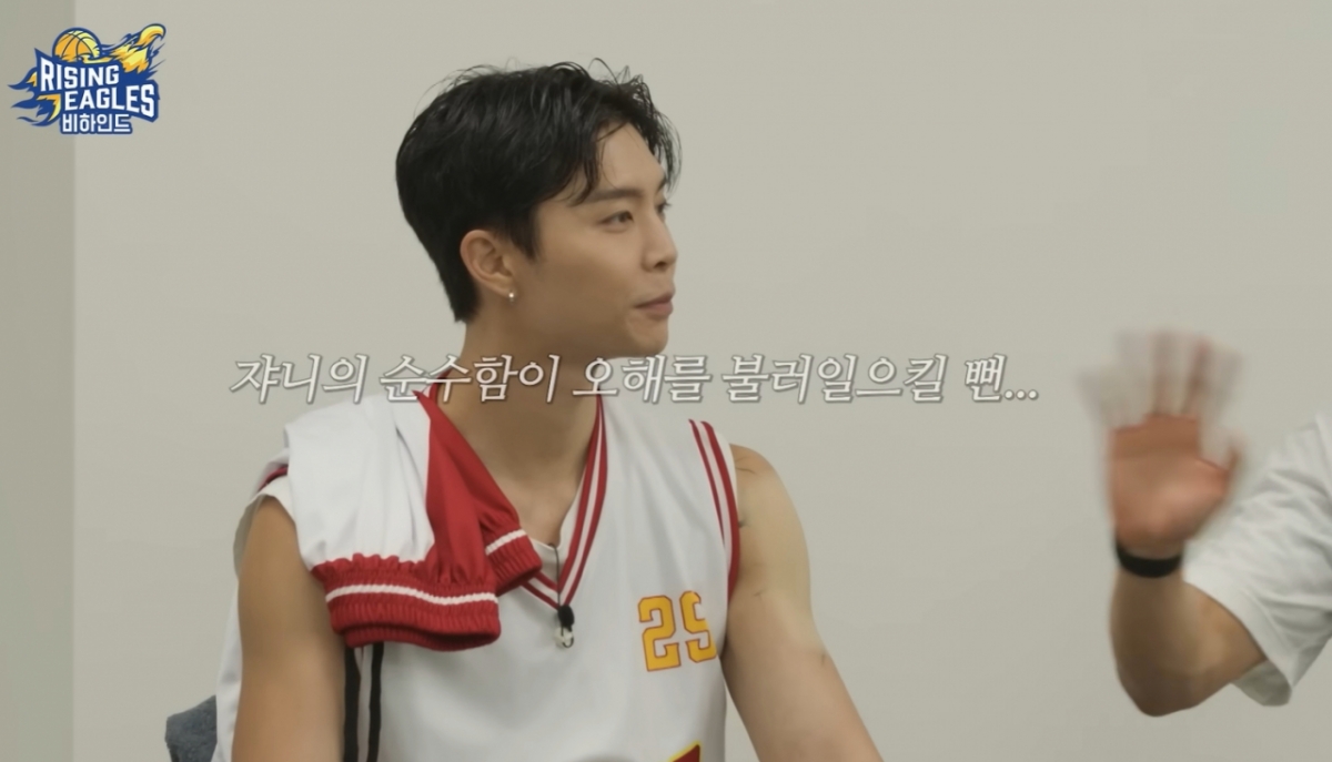 쟈니의 순수한 질문에 최민호가 손사래를 치고 있다. /사진=유튜브 채널 '열혈농구단' 갈무리