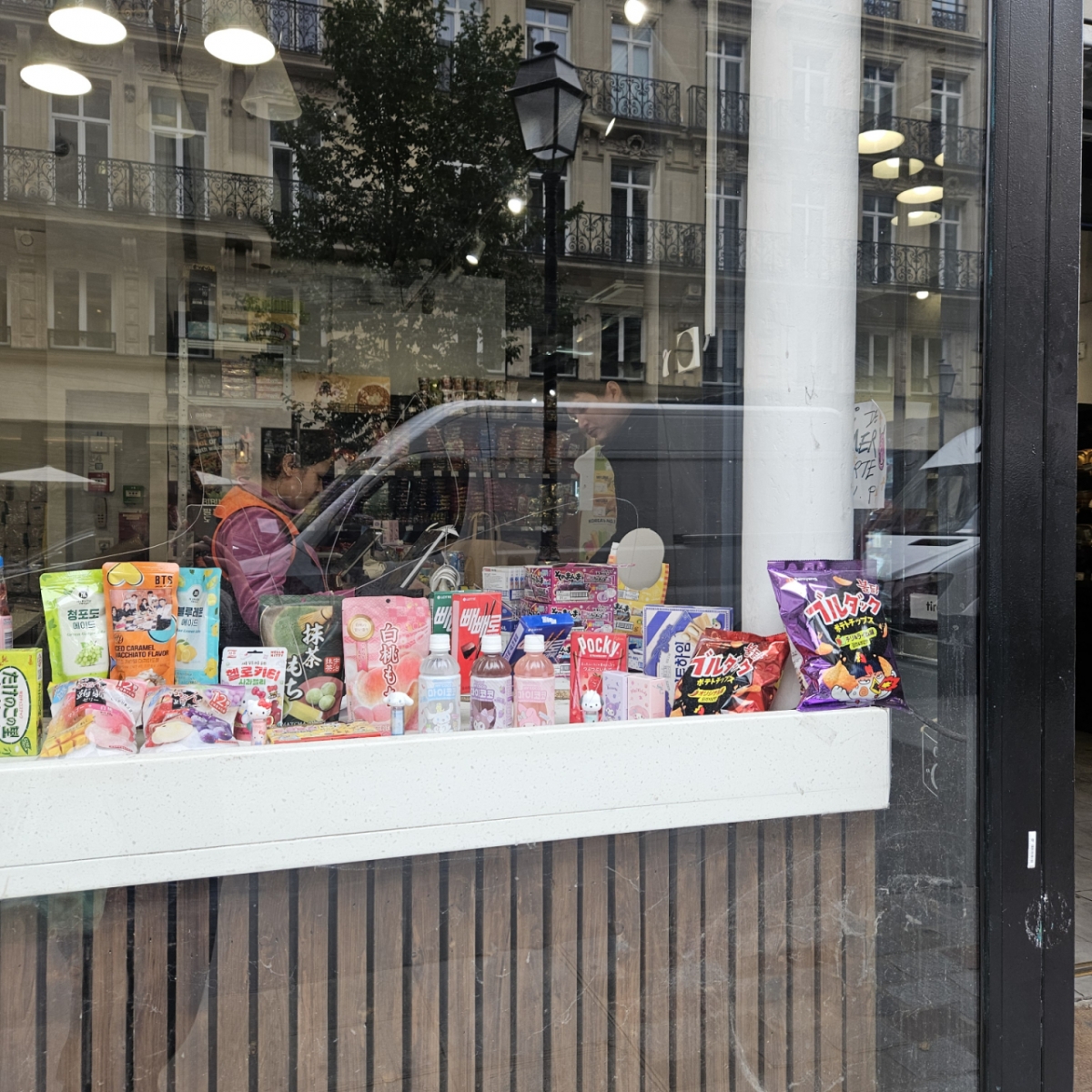 프랑스 파리 K마트 샤틀레점에 전시된 불닭 감자칩의 모습/사진=조한송 기자