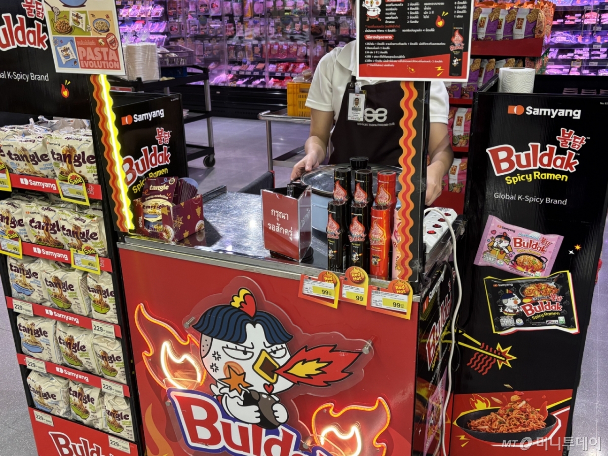 지난 10월 태국 방콕 시내 대형 마트 내 설치된 삼양 불닭볶음면 행사 매대. /사진=하수민기자 /사진=하수민