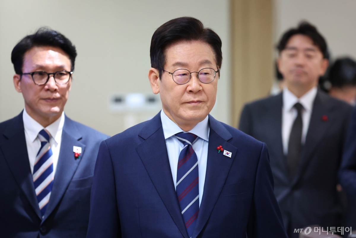 [서울=뉴시스] 고범준 기자 = 이재명 대통령이 2일 서울 용산 대통령실 청사에서 열린 국무회의에 입장하고 있다. (대통령실통신사진기자단) 2025.12.02. bjko@newsis.com /사진=