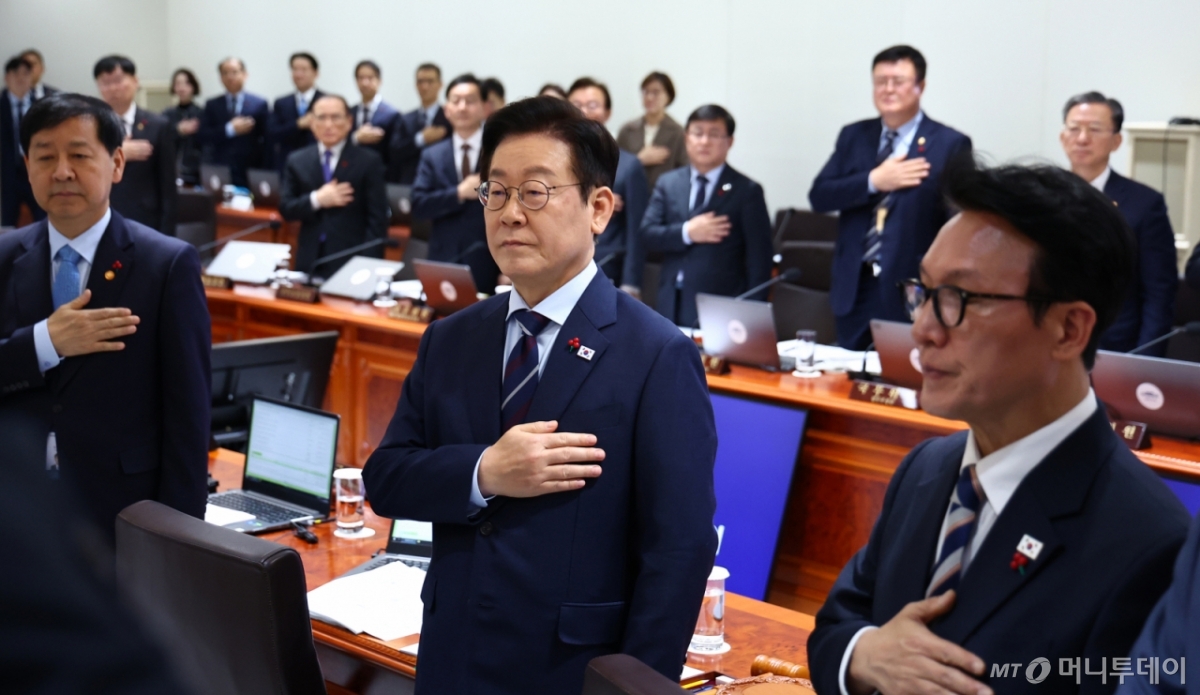 [서울=뉴시스] 고범준 기자 = 이재명 대통령이 2일 서울 용산 대통령실 청사에서 열린 국무회의에서 국민의례를 하고 있다. (대통령실통신사진기자단) 2025.12.02. bjko@newsis.com /사진=