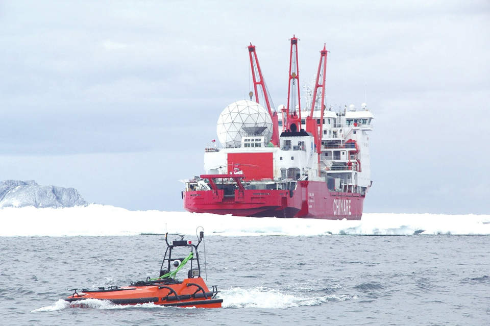 윈저우즈넝의 무인선이 중국 최초 극지 과학 탐사 쇄빙 무인선 '쉐룽호'와 함께 중국의 제34차 남극 과학 탐사에 참여한 모습/사진=월간 중국