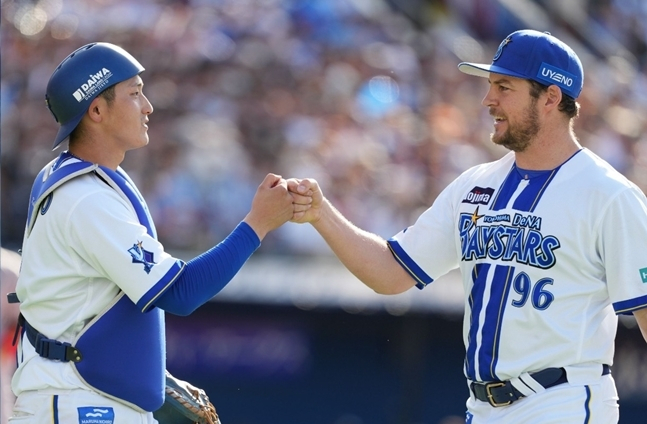 지난 5월 완봉승을 거둔 바우어(오른쪽)와 포수 마츠오 시온의 모습. /사진=요코하마 베이스타즈 공식 SNS