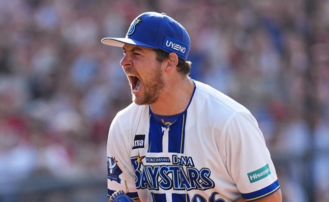 완봉승을 완성하고 포효하는 바우어. /사진=요코하마 베이스타즈 공식 SNS