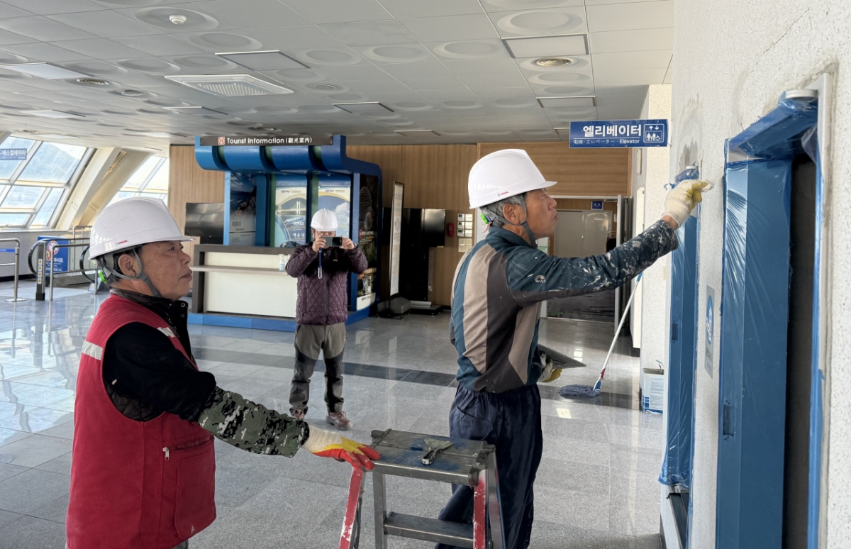 현장 작업 이미지 기반 위험요인 AI 자동탐지를 위한 사진을 촬영하고 있다./사진제공=부산항만공사