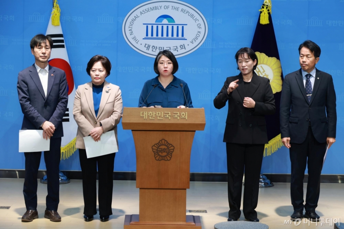  용혜인 기본소득당 대표, 정춘생 조국혁신당 최고위원, 윤종오 진보당 원내대표, 한창민 사회민주당 대표가 11월26일 서울 여의도 국회 소통관에서 정당 활동 자유 침해하는 옥외광고물법 개악 반대 개혁진보4당 기자회견을 하고 있다. / 사진=뉴시스