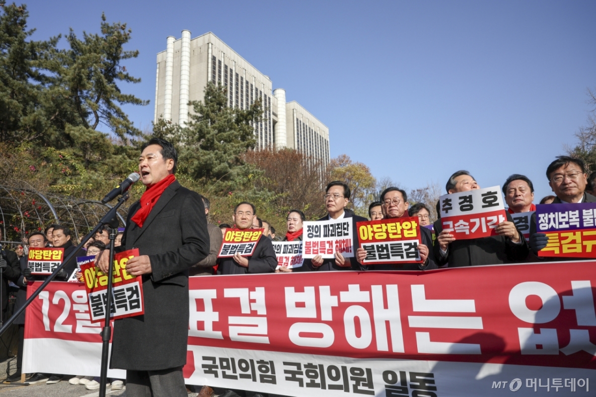 [서울=뉴시스] 정병혁 기자 = 장동혁 국민의힘 대표가 2일 서울 서초구 서울중앙지방법원에서 열린 추경호 의원 구속영장 청구 규탄대회에서 발언하고 있다. 2025.12.02. jhope@newsis.com /사진=정병혁