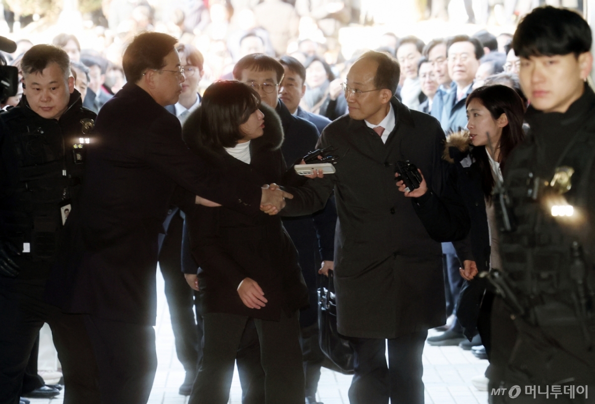 [서울=뉴시스] 정병혁 기자 = 국회의 12·3 비상계엄 해제 의결 방해 의혹을 받는 추경호 전 국민의힘 원내대표가 2일 서울 서초구 서울중앙지방법원에서 열린 영장실질심사에 출석하고 있다. (공동취재) 2025.12.02. photo@newsis.com /사진=