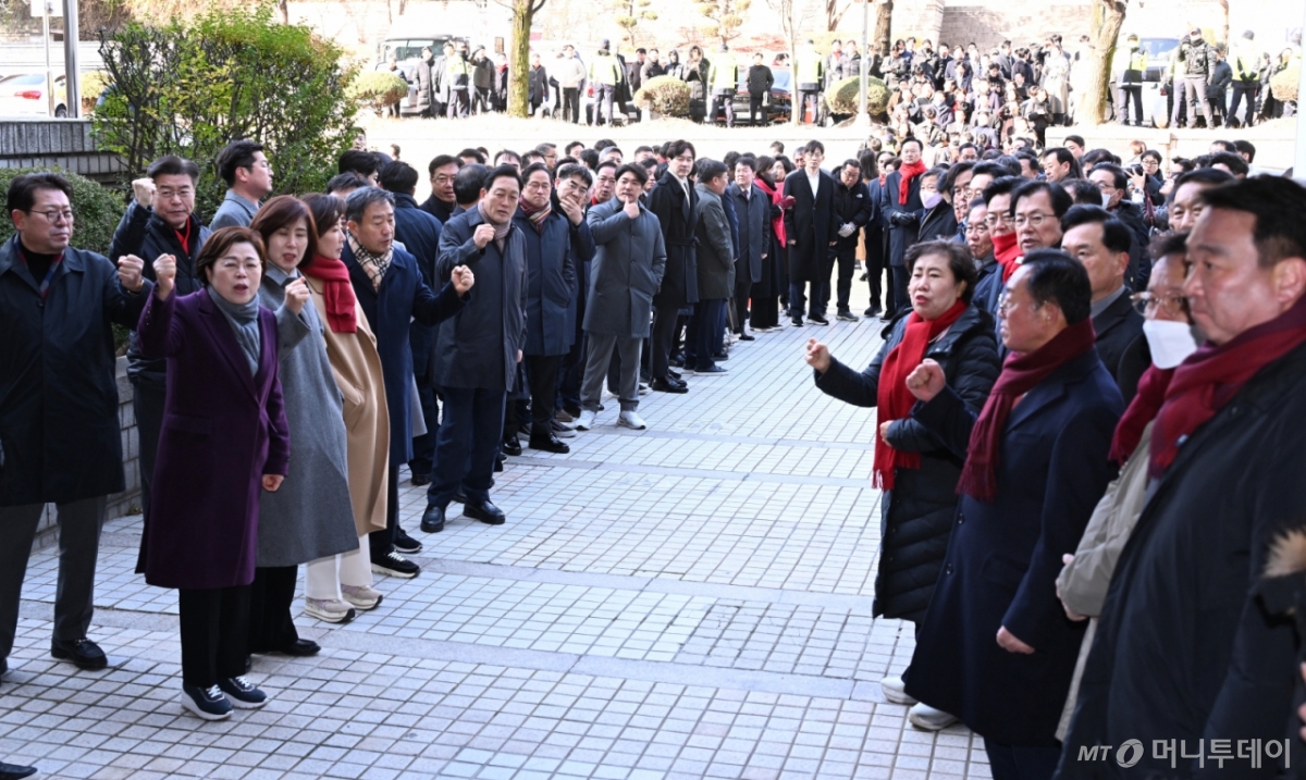 추경호 국민의힘 의원이 2일 서울 서초구 서울중앙지방법원에서 열린 구속 전 피의자 심문(영장실질심사)에 출석하는 가운데, 국민의힘 의원들이 응원하고 있다. / 사진=뉴스1