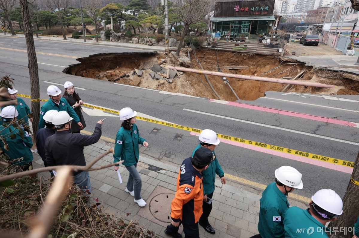 지난 3월 서울 강동구 대명초등학교 인근 사거리에서 싱크홀(땅 꺼짐) 사고 발생으로 교통이 통제되고 있다.  앞서 전날 오후 6시 29분께 명일동의 한 사거리에서 지름 20ｍ, 깊이 20ｍ가량의 대형 싱크홀이 발생했다. 이 사고로 오토바이 운전자 1명이 싱크홀에 빠져 실종됐고, 함몰 직전 사고 현장을 통과한 자동차 운전자 1명이 다쳐 병원으로 옮겨졌다. /사진=뉴스1