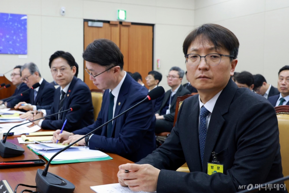 박대준 쿠팡 대표이사가 2일 서울 여의도 국회에서 열린 과학기술정보방송통신위원회의 쿠팡 개인정보 유출 사고 관련 현안질의에서 고개를 돌려 생각에 잠겨 있다. /사진=뉴시스