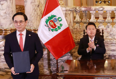 [리마=뉴시스] 조수정 기자 = 이용배 현대로템 대표와 윤석열 전 대통령이 한·페루 양해각서(MOU) 및 계약 체결식에서 육군 지상장비협력 총괄협약서에 서명 뒤 기념촬영을 하고 있다. 2024.11.17. chocrystal@newsis.com