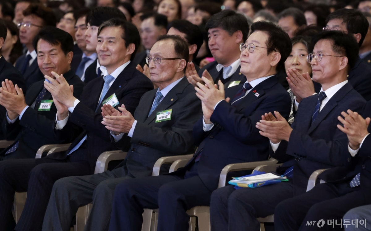 [고양=뉴시스] 최동준 기자 = 이재명 대통령이 2일 경기 고양시 킨텍스에서 열린 제22기 민주평화통일자문회의 출범회의에서 이해찬 수석부의장 등 참석자들과 박수를 치고 있다. 2025.12.02. photocdj@newsis.com /사진=최동준