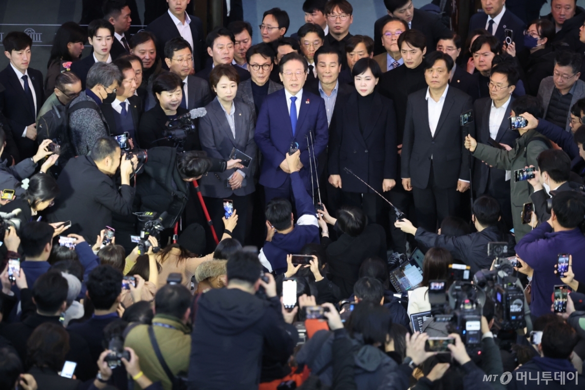 [서울=뉴시스] 권창회 기자 = 윤석열 대통령이 긴급 대국민 담화를 통해 비상계엄령을 발표한 가운데 4일 서울 여의도 국회에서 비상계엄해제요구안이 가결된 뒤 이재명 더불어민주당 대표가 발언하고 있다. 2024.12.04. kch0523@newsis.com /사진=권창회