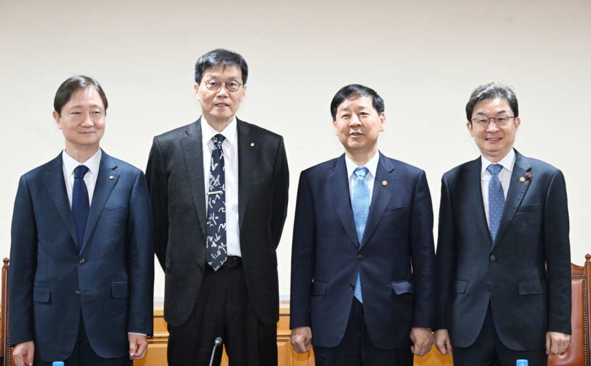 (서울=뉴스1) = 구윤철 부총리 겸 기획재정부 장관이 28일 서울 중구 은행연합회에서 열린 시장상황점검회의에서 이찬진 금융감독원장, 이창용 한국은행 총재, 이억원 금융위원장과 기념 촬영을 하고 있다. (기획재정부 제공. 재판매 및 DB 금지) 2025.11.28/뉴스1  Copyright © 뉴스1. All rights reserved. 무단 전재 및 재배포,  AI학습 이용 금지. /사진=(서울=뉴스1)