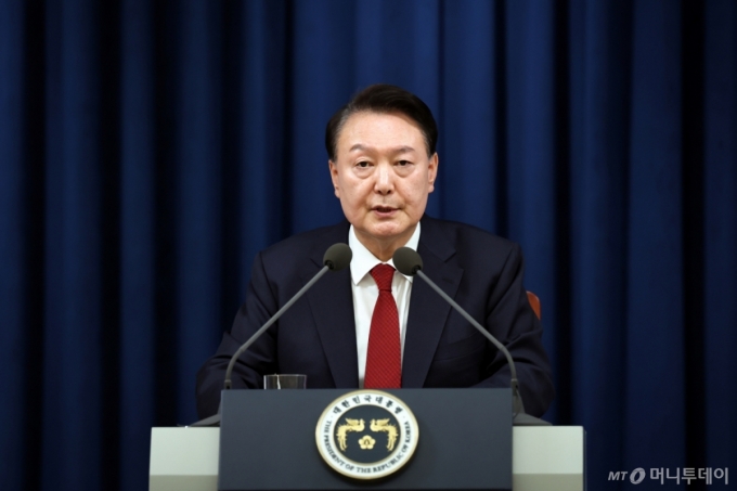 윤석열 전 대통령이 지난해 12월3일 서울 용산 대통령실 청사에서 긴급 대국민 특별 담화를 발표하고 있다. 윤 전 대통령은 당시 "파렴치한 종북 반국가 세력들을 일거에 척결하고 자유 헌정질서를 지키기 위해 비상계엄을 선포한다"고 했다. / 사진=대통령실