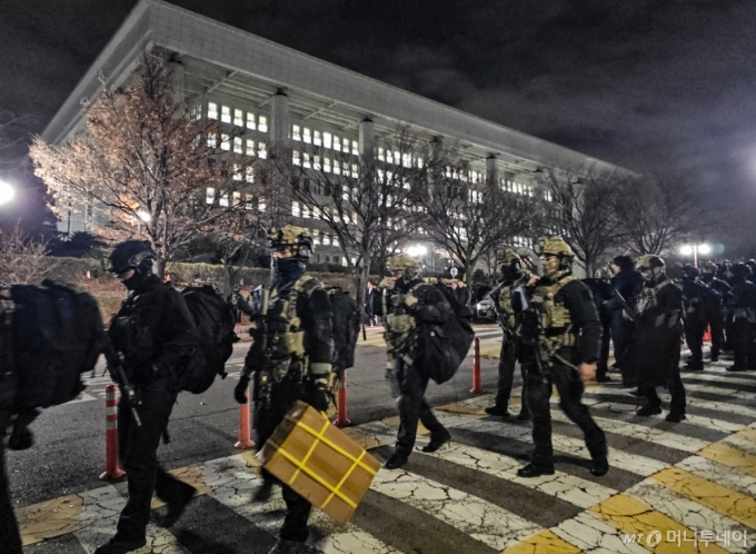 국회 본회의에서 비상계엄 해제를 의결한 지난해 12월 4일 새벽 계엄군 병력이 국회에서 철수하고 있다. /사진=뉴시스