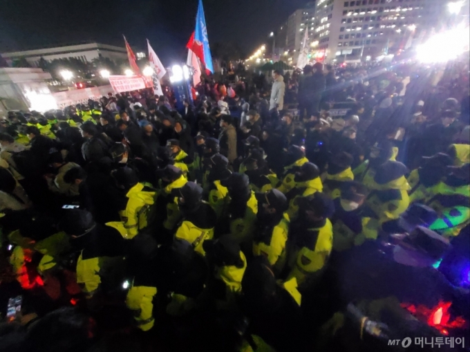 지난해 12월3일 비상계엄이 선포된 다음날 새벽 2시쯤 서울 영등포구 국회의사당 앞. 계엄 해제 발표를 기다리는 시민들과 인파를 통제하는 경찰이 뒤섞여 국회 앞에 많은 사람들이 모인 모습. /사진제공=채윤씨.