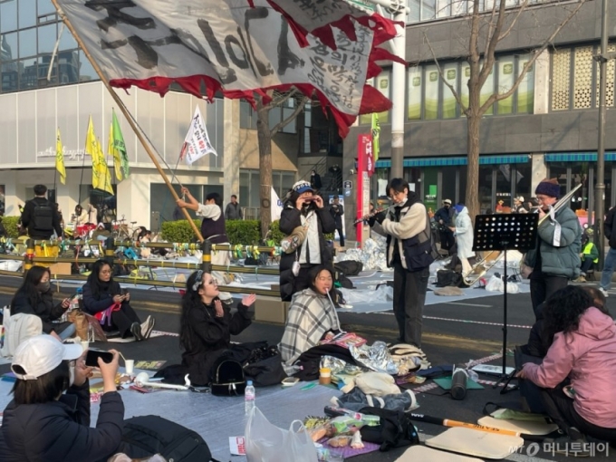 서울 헌법재판소 인근에서 윤석열 대통령 탄핵 선고를 앞두고 플루트를 부는 채윤씨(20) 모습이 지난 4월4일 오전 본지 카메라에 잡혔다. 채씨는 계엄 사태 이후 탄핵 찬성 집회에 참여하며 플루트를 연주했다. /사진=머니투데이.