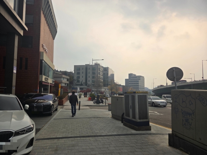 28일 오후 서울 용산구 한남동 대통령 관저 일대 거리 모습. 행인들이 적어 한산한 모습이었다. /사진=김서현 기자.