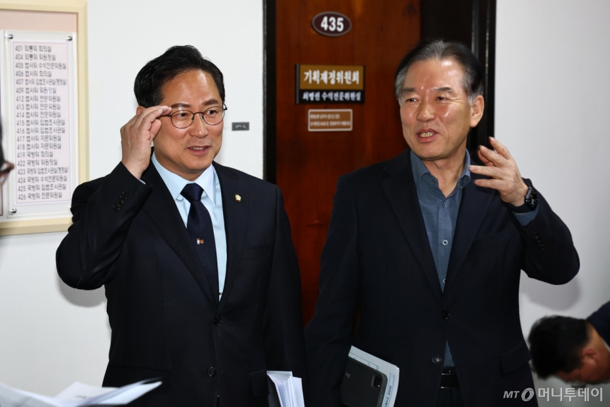 [서울=뉴시스] 김명년 기자 = 정태호 국회 기획재정위원회 더불어민주당 간사와 박수영 국민의힘 간사가 28일 서울 여의도 국회에서 조세소위 회의를 마치고 세제개편안 합의 관련 기자회견을 하고 있다. 2025.11.28. kmn@newsis.com /사진=김명년