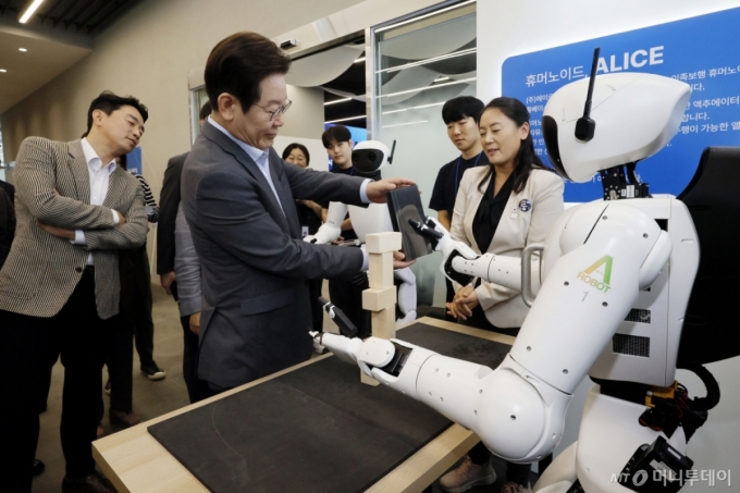 [성남=뉴시스] 이재명 대통령이 17일 경기도 성남시 스타트업 스퀘어에서 스타트업 전시 부스를 방문해 에이로봇 시연을 관람하고 있다. 2025.09.17.