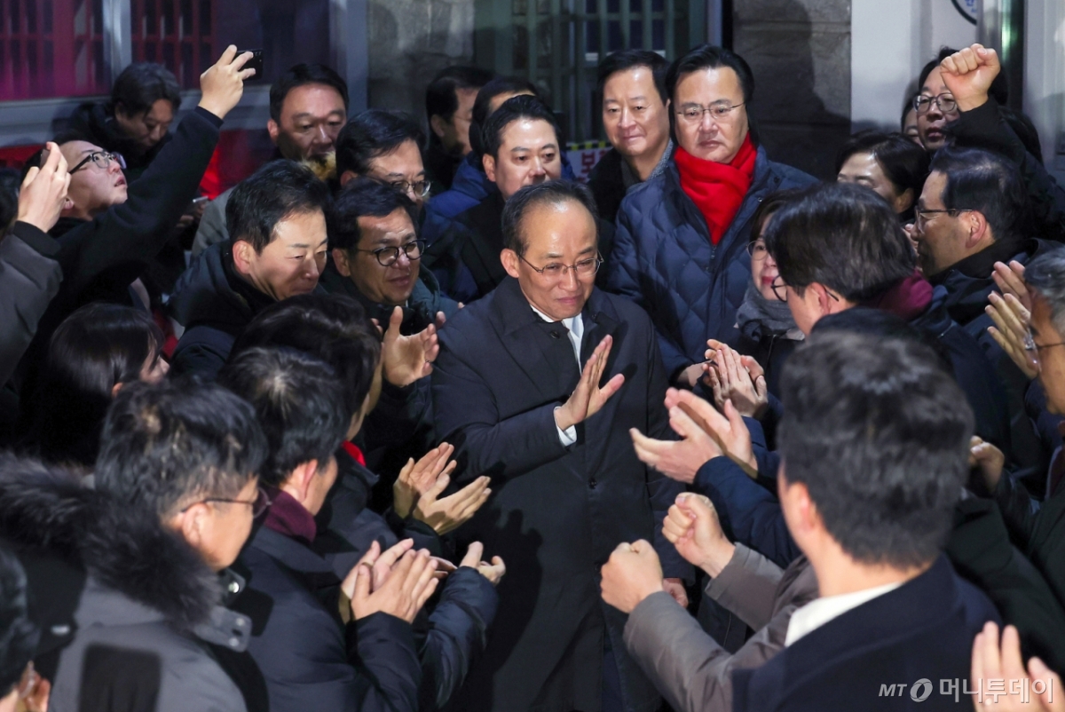 (의왕=뉴스1) 김성진 기자 = 12·3 비상계엄 해제 요구안 표결 방해 의혹을 받는 추경호 국민의힘 의원이 3일 새벽 구속 영장이 기각된 후 경기도 의왕시 서울구치소를 나서며 동료 의원들과 인사하고 있다. 2025.12.3/뉴스1  Copyright © 뉴스1. All rights reserved. 무단 전재 및 재배포,  AI학습 이용 금지. /사진=(의왕=뉴스1) 김성진 기자
