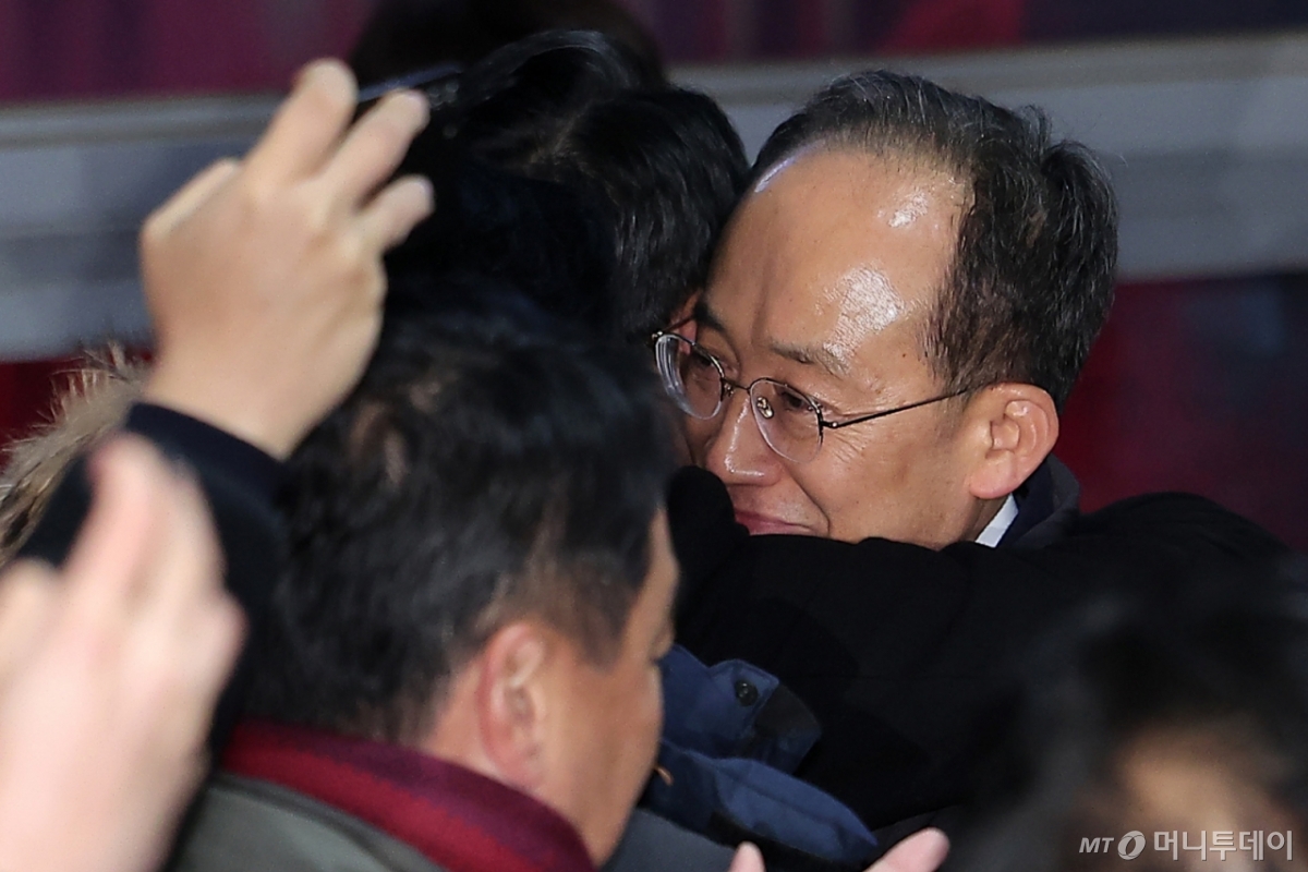 (의왕=뉴스1) 김성진 기자 = 12·3 비상계엄 해제 요구안 표결 방해 의혹을 받는 추경호 국민의힘 의원이 3일 새벽 구속 영장이 기각된 후 경기도 의왕시 서울구치소를 나서며 송언석 원내대표와 포옹하고 있다. 2025.12.3/뉴스1  Copyright © 뉴스1. All rights reserved. 무단 전재 및 재배포,  AI학습 이용 금지. /사진=(의왕=뉴스1) 김성진 기자