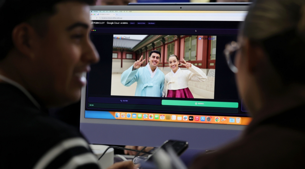 10일 서울 강남구 코엑스에서 열린 AI 서밋 서울 & 엑스포를 찾은 관람객들이 구글의 제미나이 기반 생산형 이미지 포토 부스를 체험하고 있다. /사진=뉴시스