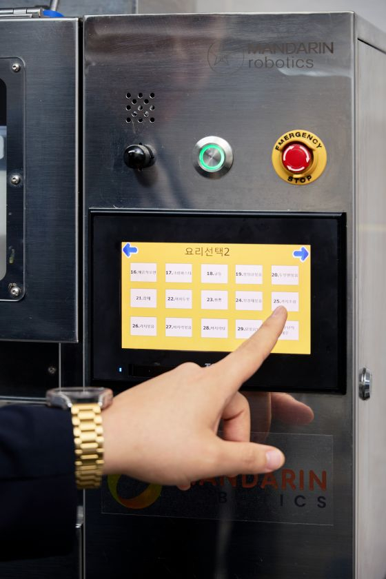 주문 들어온 메뉴를 선택하면 해당 요리재료와 양념이 미리 맞춰진 기준에 맞춰 나온다/사진=만다린로보틱스