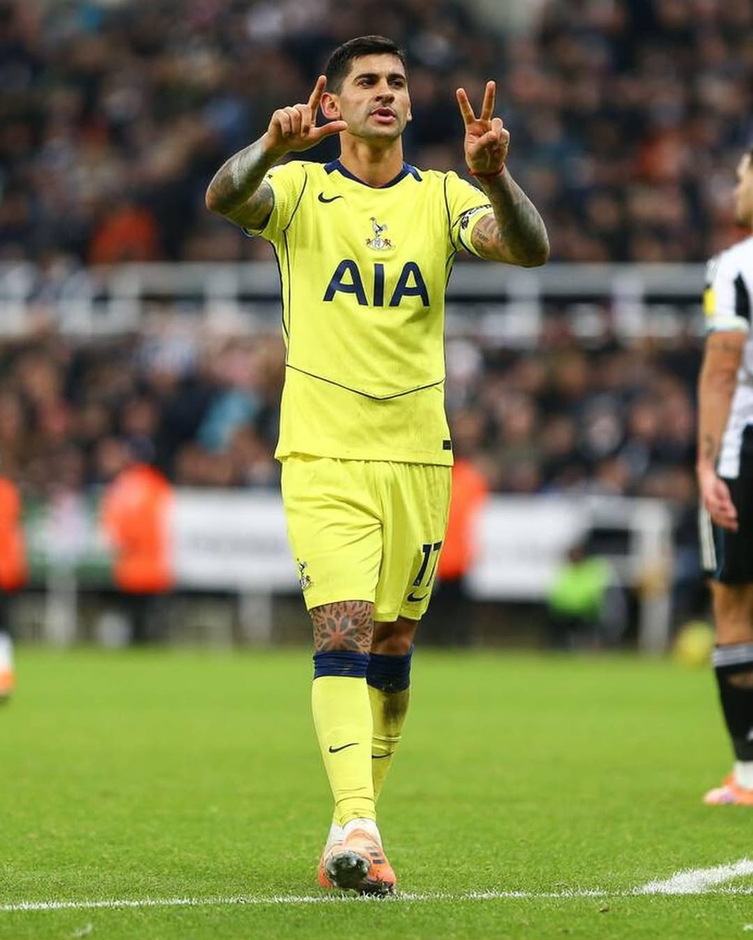 토트넘 센터백 크리스티안 로메로가 3일(한국시간) 영국 뉴캐슬의 세인트 제임스 파크에서 열린 2025~2026 잉글랜드 프로축구 프리미어리그(EPL) 14라운드 원정 경기 뉴캐슬 유나이티드전에서 골을 넣은 뒤 골 세리머니를 하고 있다. /사진=로메로 SNS 캡처