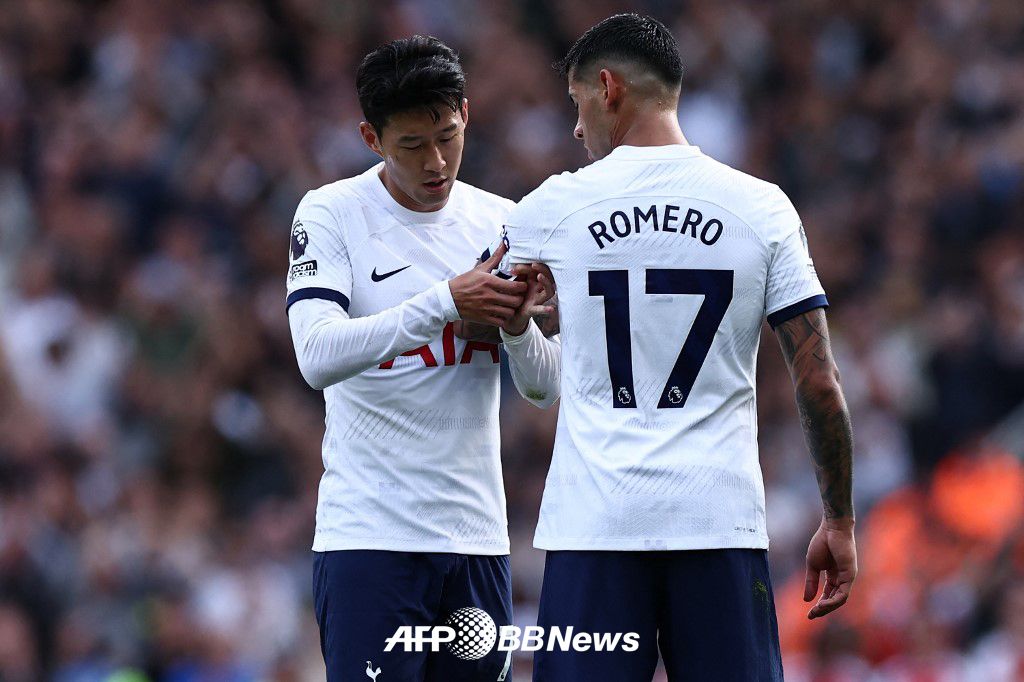 잉글랜드 프리미어리그 토트넘 시절 교체되는 손흥민이 크리스티안 로메로에게 주장 완장을 채워주는 모습. /AFPBBNews=뉴스1