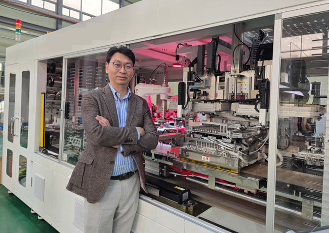 공장 구축 장비에 대해 설명을 마친 정영수 에이스인벤터 대표. /사진=이민호기자 