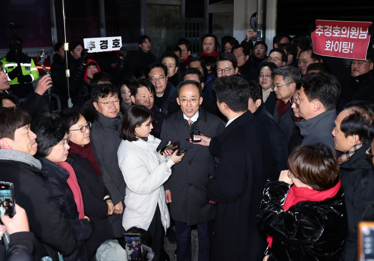 12·3 비상계엄 해제 요구안 표결 방해 의혹을 받는 추경호 국민의힘 의원이 3일 새벽 구속 영장이 기각된 후 경기도 의왕시 서울구치소를 나서며 발언하고 있다. /사진=뉴스1
