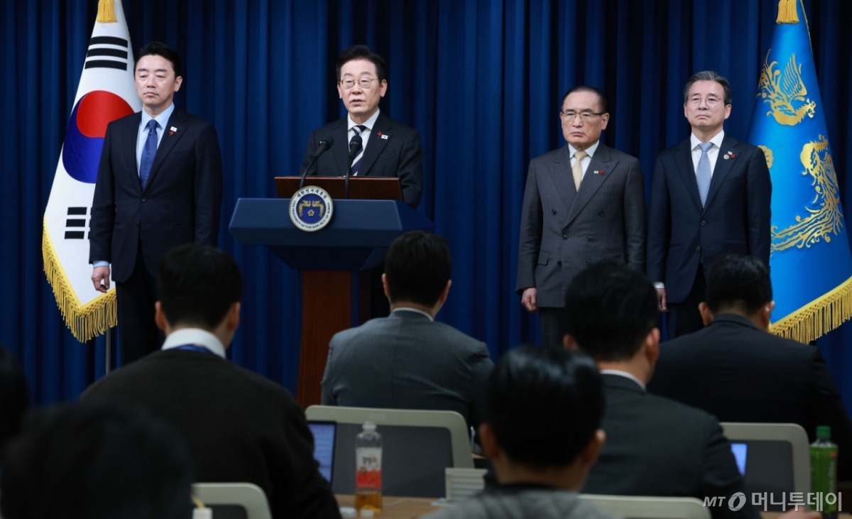 [서울=뉴시스] 고범준 기자 = 이재명 대통령이 3일 서울 용산 대통령실 청사에서 '빛의 혁명 1주년, 대통령 대국민 특별성명' 발표를 하고 있다. 2025.12.03. bjko@newsis.com /사진=고범준