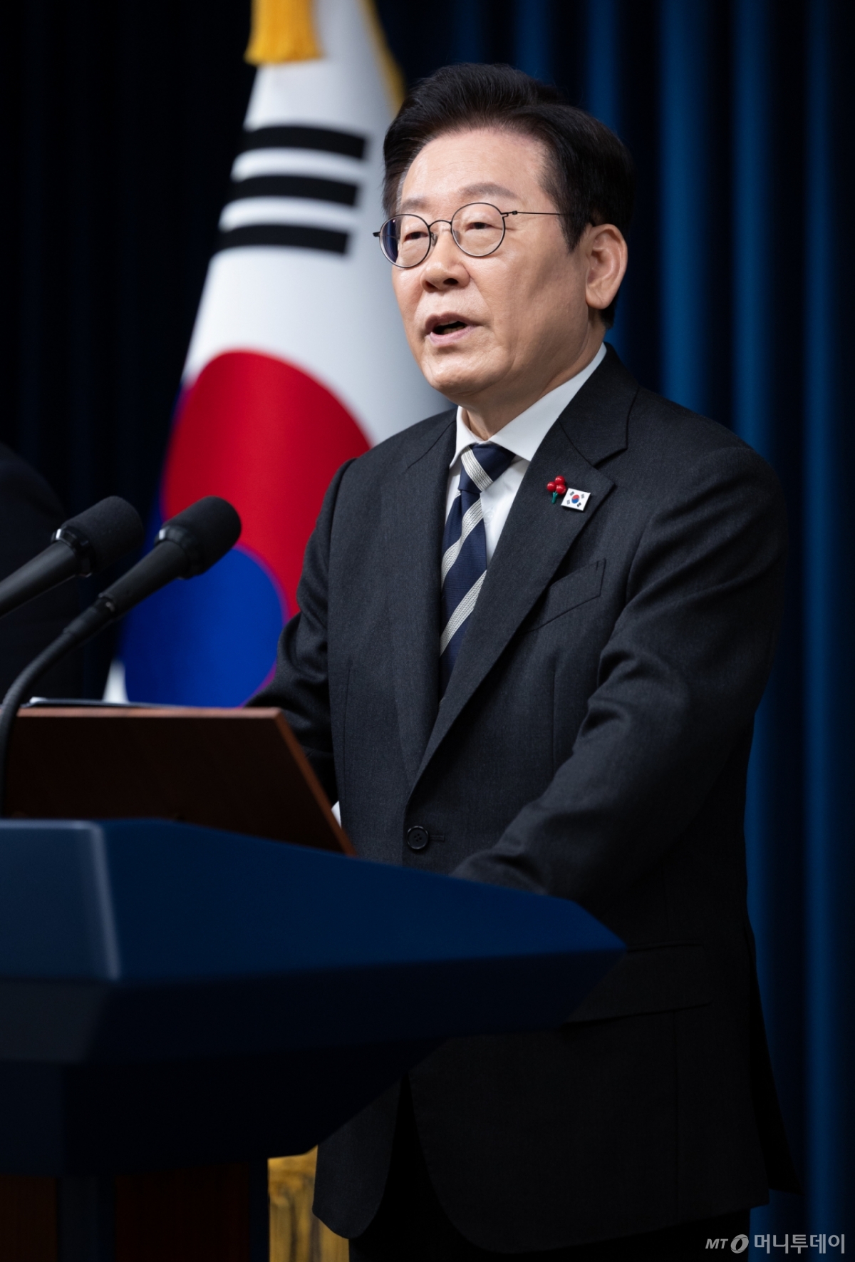 (서울=뉴스1) 이재명 기자 = 이재명 대통령이 3일 서울 용산 대통령실 청사에서 ‘빛의 혁명 1주년, 대통령 대국민 특별성명’ 발표를 마친 후 취재진 질문에 답변하고 있다. 2025.12.3/뉴스1  Copyright © 뉴스1. All rights reserved. 무단 전재 및 재배포,  AI학습 이용 금지. /사진=(서울=뉴스1) 이재명 기자