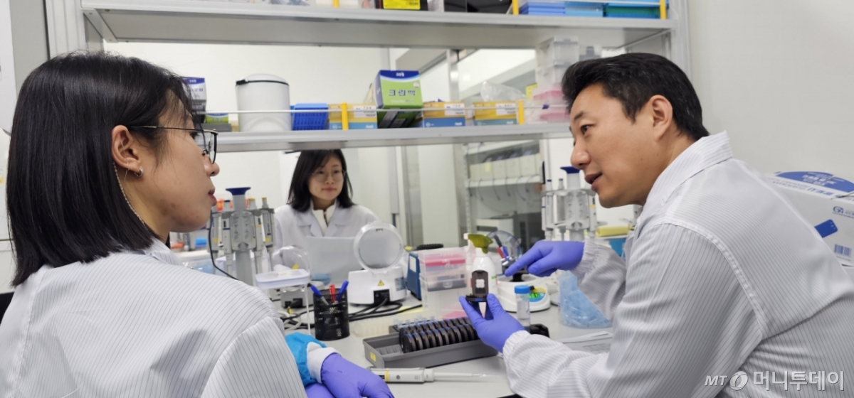 옵토레인 김원봉 본부장(맨 오른쪽)이 지난 달 26일 서울시 강남구 자곡동 서울사무실 연구실에서 구제역 바이러스 검사결과를 놓고 연구원들과 이야기를 나누고 있다.  /사진=정혁수