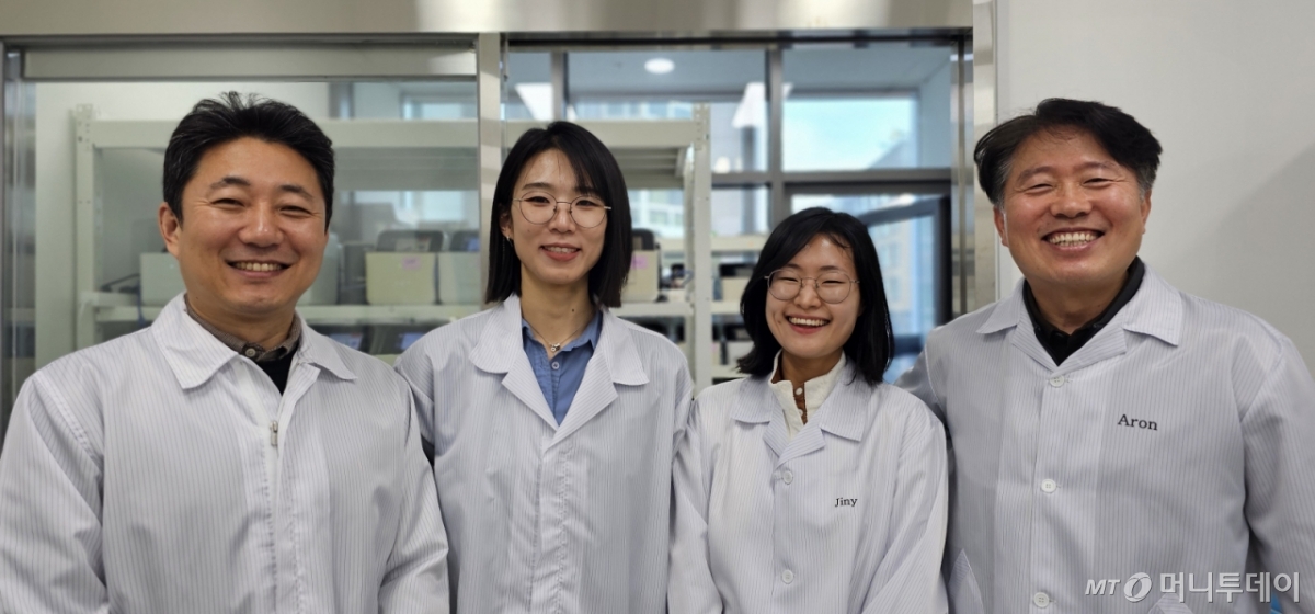 옵토레인 이도영 대표이사(맨 오른쪽)이 지난 달 26일 서울시 강남구 자곡동 서울사무소 연구실에서 소속 연구원들과 함께 활짝 웃고 있다.  /사진=정혁수