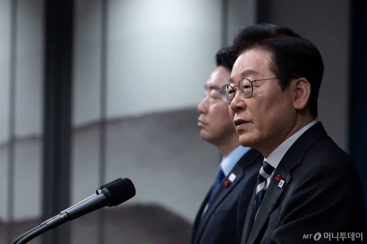 (서울=뉴스1) 이재명 기자 = 이재명 대통령이 3일 서울 용산 대통령실 청사에서 ‘빛의 혁명 1주년, 대통령 대국민 특별성명’ 발표를 마친 후 취재진 질문에 답변하고 있다. 2025.12.3/뉴스1  Copyright © 뉴스1. All rights reserved. 무단 전재 및 재배포,  AI학습 이용 금지. /사진=(서울=뉴스1) 이재명 기자