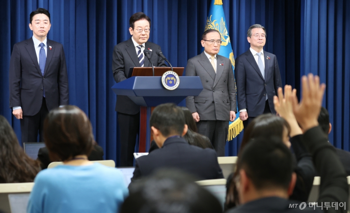 (서울=뉴스1) 허경 기자 = 이재명 대통령이 3일 서울 용산 대통령실 청사에서 ‘빛의 혁명 1주년, 대통령 대국민 특별성명’을 발표한 뒤 취재진 질문을 받고 있다. 2025.12.3/뉴스1  Copyright © 뉴스1. All rights reserved. 무단 전재 및 재배포,  AI학습 이용 금지. /사진=(서울=뉴스1) 허경 기자