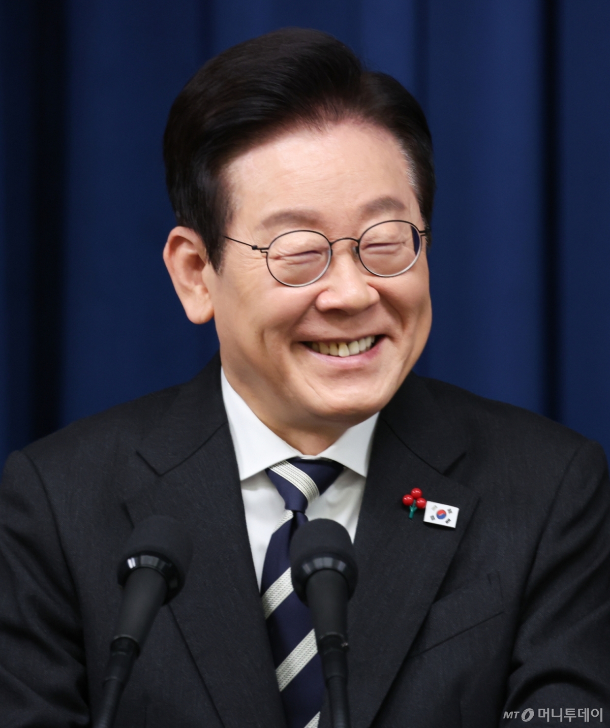 (서울=뉴스1) 허경 기자 = 이재명 대통령이 3일 서울 용산 대통령실 청사에서 ‘빛의 혁명 1주년, 대통령 대국민 특별성명’을 발표한 뒤 취재진 질문에 답하고 있다. 2025.12.3/뉴스1  Copyright © 뉴스1. All rights reserved. 무단 전재 및 재배포,  AI학습 이용 금지. /사진=(서울=뉴스1) 허경 기자