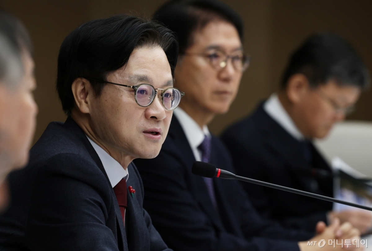 김정관 산업통상부 장관이 1일 오전 서울 중구 대한상공회의소에서 열린 민관 합동 산업투자전략회의에서 모두발언을 하고 있다. 김 장관은 반도체, 자동차 등 10대 제조업 대표 기업 CEO들이 참석한 이날 회의에서 올해 10대 제조업 투자 계획과 3분기까지 투자 이행 상황을 점검하고 국내 투자 촉진 방안을 논의했다. 2025.12.1/사진=뉴스1  Copyright © 뉴스1. All rights reserved. 무단 전재 및 재배포,  AI학습 이용 금지.