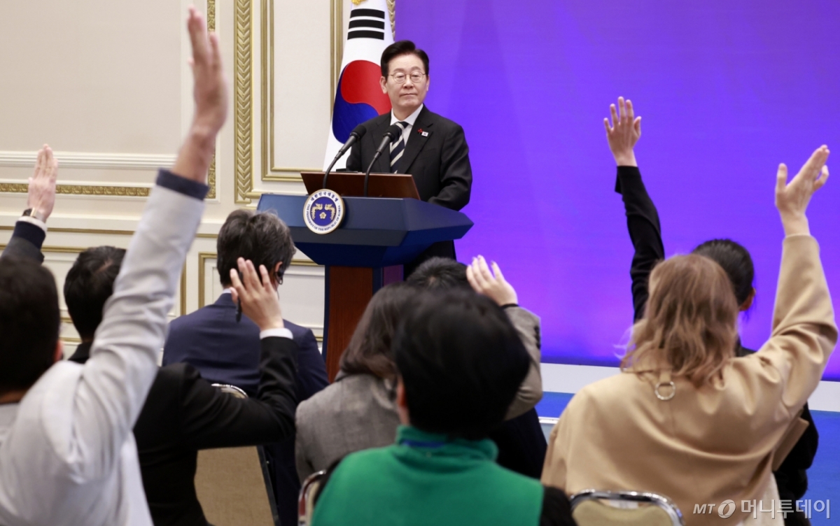 [서울=뉴시스] 최동준 기자 = 이재명 대통령이 3일 청와대 영빈관에서 열린 '새롭게 선 민주주의, 그 1년' 외신 기자회견에서 질문을 받고 있다. 2025.12.03. photocdj@newsis.com /사진=최동준