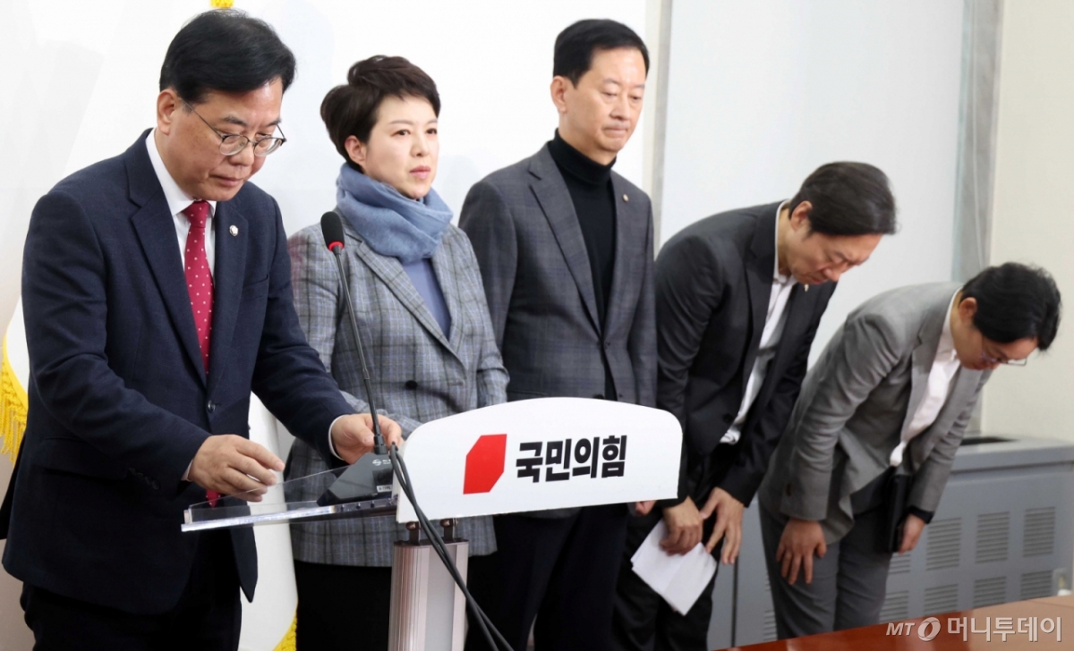 [서울=뉴시스] 조성봉 기자 = 송언석 국민의힘 원내대표가 3일 서울 여의도 국회에서 열린 계엄 1주년 관련 기자간담회를 마치고 고개숙여 인사하고 있다. 2025.11.03.  suncho21@newsis.com /사진=조성봉