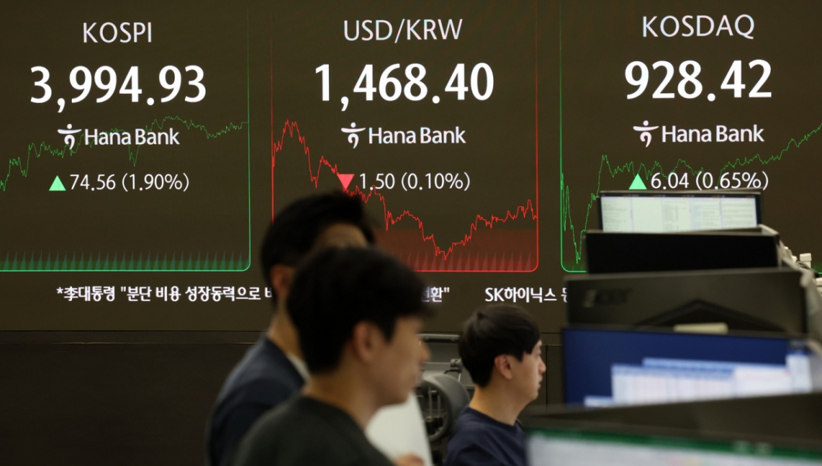 [서울=뉴시스] 홍효식 기자 = 코스피가 전 거래일(3920.37)보다 74.56포인트(1.90%) 오른 3994.93에 마감한 2일 오후 서울 중구 하나은행 딜링룸 전광판에 지수가 표시되고 있다.  코스닥 지수는 전 거래일(922.38)보다 6.04포인트(0.65%) 상승한 928.42에 거래를 마쳤다. 서울 외환시장에서 원·달러 환율은 전 거래일(1469.9원)보다 1.5원 내린 1468.4원에 주간 거래를 마감했다. 2025.12.02. yesphoto@newsis.com /사진=홍효식
