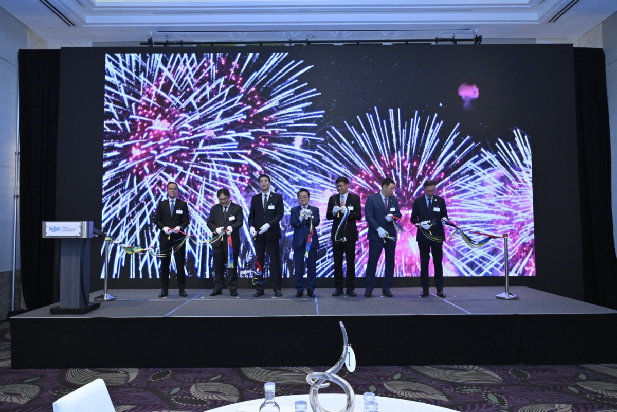 안병길 해진공 사장(가운데)과 홍진욱 주싱가포르 한국대사(왼쪽에서 2번째) 등 관계자들이 3일 싱가포르 해진공 지사 개소식 기념 커팅식을 진행하고 있다./사진=해진공 제공.  