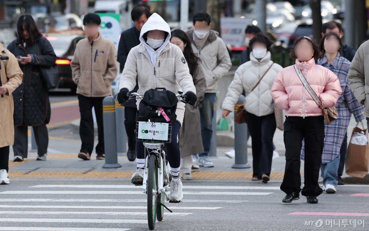 (서울=뉴스1) 김성진 기자 = 북쪽에서 강한 찬 공기가 밀려들면서 전국 최저기온이 -5도를 밑도는 등 급격한 한파가 찾아온 17일 오전 서울 종로구 광화문네거리에서 시민들이 출근길 발걸음을 서두르고 있다. 2025.11.17/뉴스1 Copyright © 뉴스1. All rights reserved. 무단 전재 및 재배포, AI학습 이용 금지. /사진=(서울=뉴스1) 김성진 기자