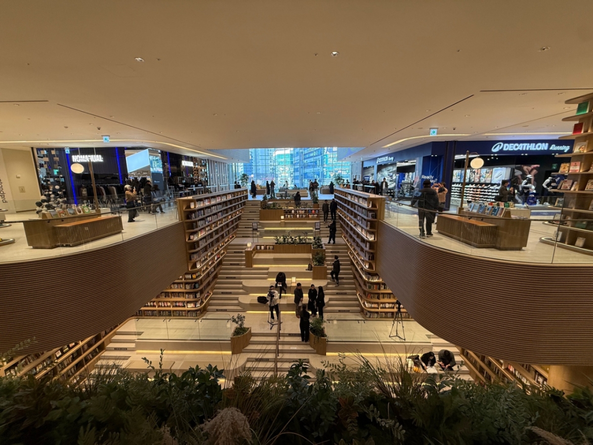 스타필드빌리지 운정점 내부의 북스테어. 고객들이 커피를 마시거나 책을 읽으면서 쉴수 있도록 계단을 꾸몄다./사진=김민우 기자